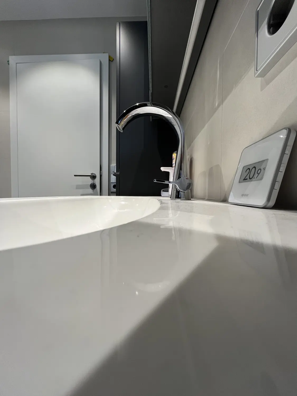 Angelo Nappi - Waschbecken im Badezimmer